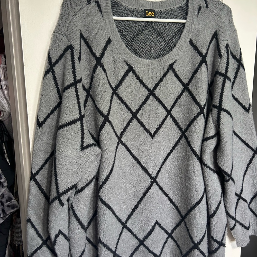 Lee Gray and Black Crew Neck Sweater with Geometric Pattern